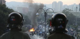 Hong Kong: Apple remove aplicação que permitia manifestantes seguirem a polícia