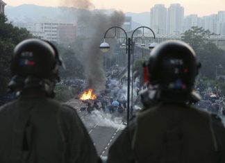 Hong Kong: Apple remove aplicação que permitia manifestantes seguirem a polícia