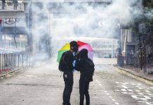 Milhares de pessoas saem às ruas de Hong Kong para protestar contra lei anti-máscaras