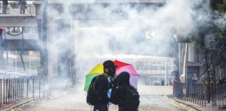 Milhares de pessoas saem às ruas de Hong Kong para protestar contra lei anti-máscaras