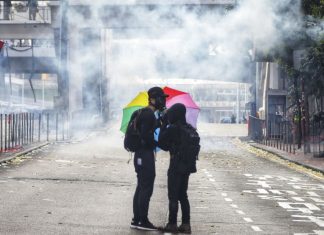 Milhares de pessoas saem às ruas de Hong Kong para protestar contra lei anti-máscaras