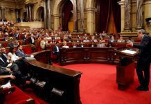 Parlamento regional vota moção de censura na próxima segunda-feira