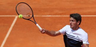 Tenista João Domingues eliminado na segunda ronda do ‘challenger’ de Barcelona