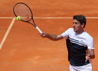 Tenista João Domingues eliminado na segunda ronda do ‘challenger’ de Barcelona