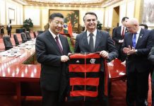 Bolsonaro oferece camisola do Flamengo ao Presidente chinês Xi Jinping