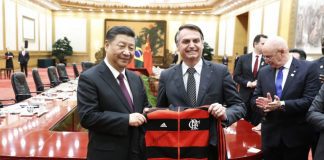 Bolsonaro oferece camisola do Flamengo ao Presidente chinês Xi Jinping