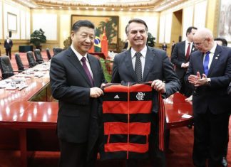Bolsonaro oferece camisola do Flamengo ao Presidente chinês Xi Jinping