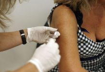 Vacina contra meningite que esgotou nas farmácias deve chegar segunda-feira, prevê Infarmed