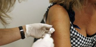 Vacina contra meningite que esgotou nas farmácias deve chegar segunda-feira, prevê Infarmed