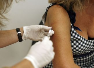 Vacina contra meningite que esgotou nas farmácias deve chegar segunda-feira, prevê Infarmed