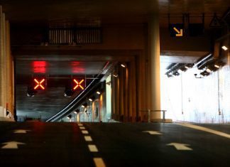 Trânsito no Túnel do Marquês reaberto após acidente com duas viaturas