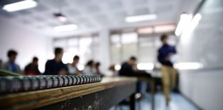 Associação de professores repudia violência, mas diz que é preciso ouvir docente acusado de agressão