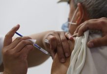 Gripe: Só metade dos profissionais de saúde toma vacina, alertam peritos