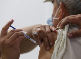Gripe: Só metade dos profissionais de saúde toma vacina, alertam peritos