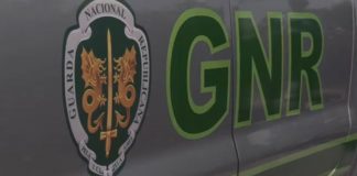 Pais contestam estado de rua mas GNR impede cadeados na escola em Esposende