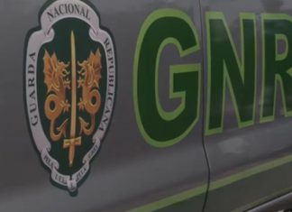 Pais contestam estado de rua mas GNR impede cadeados na escola em Esposende
