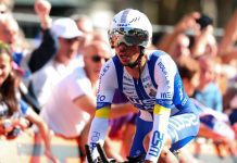 Ciclista João Rodrigues renova com a W52-FC Porto e entrega bicicleta ao museu