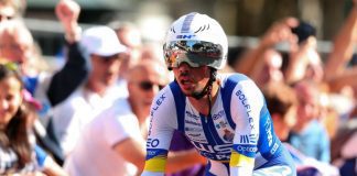 Ciclista João Rodrigues renova com a W52-FC Porto e entrega bicicleta ao museu