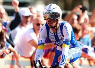 Ciclista João Rodrigues renova com a W52-FC Porto e entrega bicicleta ao museu