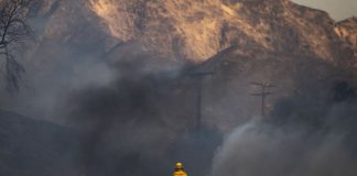 Incêndios florestais na Califórnia obrigam mais de 40 mil pessoas a abandonar casas