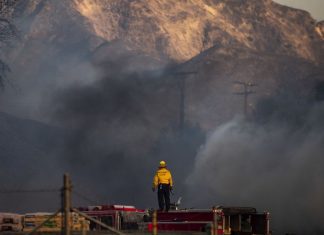 Incêndios florestais na Califórnia obrigam mais de 40 mil pessoas a abandonar casas