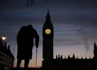 Nova biografia de Winston Churchill do historiador Andrew Roberts publicada em Portugal