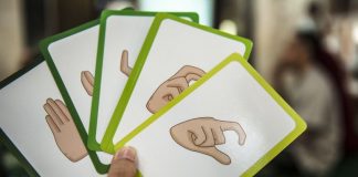 Faltam intérpretes de língua gestual para assegurar que surdos têm total acesso à comunicação