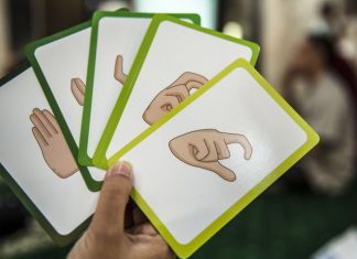 Faltam intérpretes de língua gestual para assegurar que surdos têm total acesso à comunicação