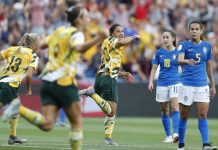 Sam Kerr e Ellie Carpenter vão ganhar o mesmo que Aaron Mooy e Mat Ryan. Que é como quem diz que as mulheres da seleção australiana passam a receber o mesmo que os homens