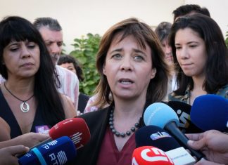 Catarina Martins: “O que dizemos às crianças que estão a começar a escola: que não deu jeito, para fazer um brilharete de défice, que existissem funcionários?”
