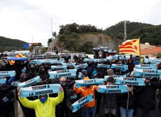 Independentistas catalães cortam acessos a França