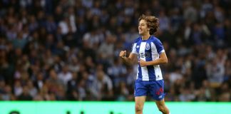 Fábio Silva renova pelo FC Porto