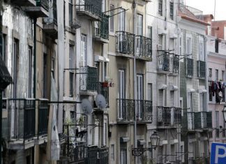 Famílias em risco de despejo protestam no Ministério da Habitação por respostas