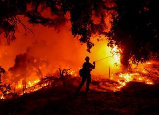 Incêndio nas montanhas da Califórnia obriga milhares de residentes a fugir