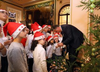 Crianças da Lagoa cumprem a tradição de inaugurar a Árvore de Natal da Presidência