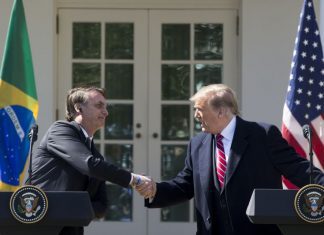 Bolsonaro diz que pode falar com Trump sobre tarifas de exportação de metais do Brasil