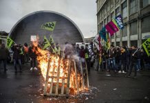 França. Greve geral afeta escolas, hospitais, transportes e a torre Eiffel