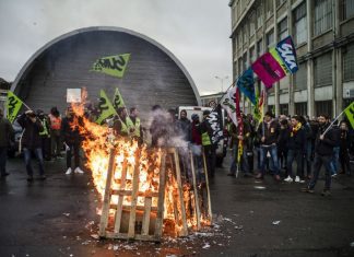 França. Greve geral afeta escolas, hospitais, transportes e a torre Eiffel