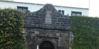 Coligação Acreditar no Faial – Vereadores propõem recolocação do brasão de armas e da calçada portuguesa em frente à Estalagem de Santa Cruz Frente Pousada de Santa Cruz