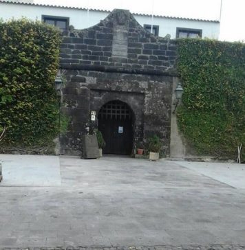 Coligação Acreditar no Faial – Vereadores propõem recolocação do brasão de armas e da calçada portuguesa em frente à Estalagem de Santa Cruz Frente Pousada de Santa Cruz