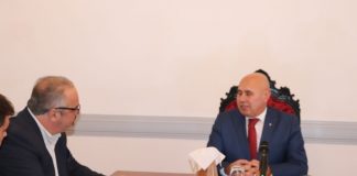 Emigrantes entregam donativos à comunidade atingida pelo furacão Lorenzo em outubro