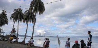 Vulcão Taal: A erupção começou há 24 horas já obrigou à retirada de 30 mil pessoas