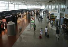 Dezenas esperaram Costa no Aeroporto do Porto com ‘t-shirts’ do Movimento Zero