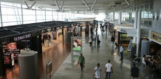 Dezenas esperaram Costa no Aeroporto do Porto com ‘t-shirts’ do Movimento Zero