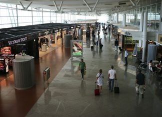 Dezenas esperaram Costa no Aeroporto do Porto com ‘t-shirts’ do Movimento Zero