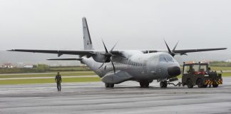 Força Aérea entrega quatro toneladas de bens essenciais no Corvo