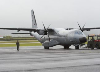 Força Aérea entrega quatro toneladas de bens essenciais no Corvo