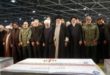 Líder supremo iraniano chora próximo do caixão de general Soleimani
