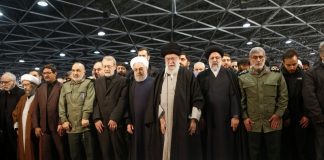 Líder supremo iraniano chora próximo do caixão de general Soleimani