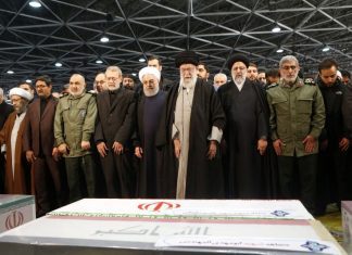 Líder supremo iraniano chora próximo do caixão de general Soleimani